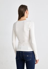 Tommy Jeans SLIM ESSENTIAL - Pitkähihainen paita - ancient white