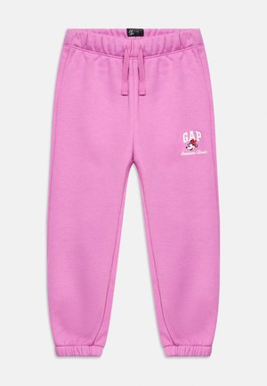 Rožinės vaikų sportinės kelnės su elastine liemene, raišteliais, susegtais kulkšnies galais ir baltu užrašu „GAP American Classic“ bei Minnie Mouse paveikslėliu.