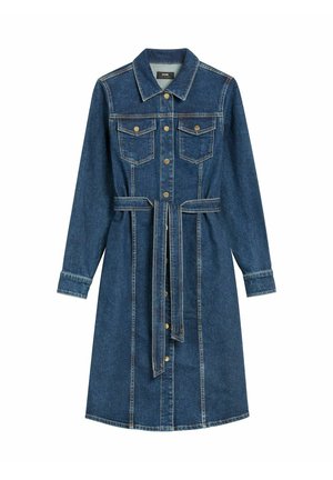 Sukienka dżinsowa z długimi rękawami, kołnierzykiem, dwiema kieszeniami na piersiach, zapięciem na guziki z przodu oraz dopasowanym paskiem. Ma złote przeszycia i długość do połowy uda.