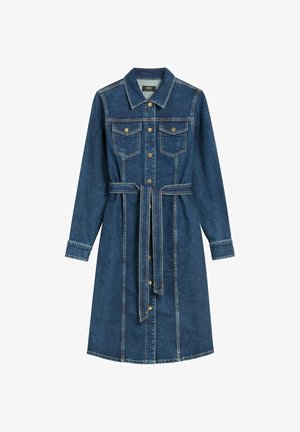 Sukienka dżinsowa z długimi rękawami, kołnierzykiem, dwiema kieszeniami na piersiach, zapięciem na guziki z przodu oraz dopasowanym paskiem. Ma złote przeszycia i długość do połowy uda.