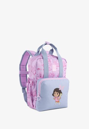 Kleine roze en paarse kinderrugzak met een cartoonmeisje dat een opgerolde kaart vasthoudt in het voorvak.