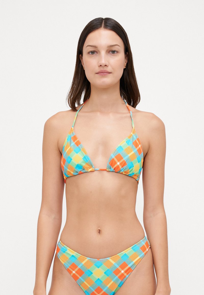 Bikini-Set mit dreieckigen Cups und passenden hochgeschnittenen Hosen. Das Material weist ein farbenfrohes kariertes Muster in Orange, Blau und Grün auf.