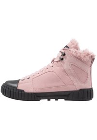 Zapatilla alta de ante rosa con puntera y suela de goma negra, presenta un collar de piel sintética, cierre de cordones frontal y detalles en los laterales.