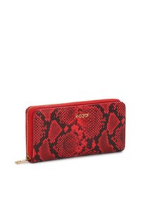 Portefeuille rouge en similicuir effet peau de serpent avec une texture brillante, fermeture éclair et détails en métal doré. Présente une surface à motif et le logo de la marque.