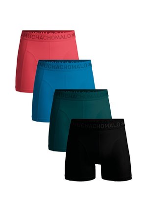 Cztery pary bokserków w kolorach czerwonym, turkusowym, ciemnozielonym i czarnym z czarnymi, oznakowanymi paskami "MUCHACHOMALO". Gładka tekstura materiału.