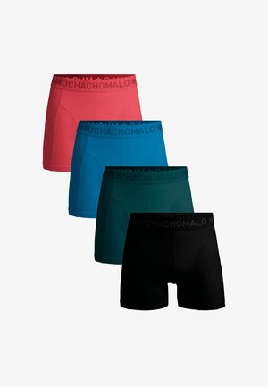 Négy pár boxer alsónemű piros, türkiz, sötétzöld és fekete színben, fekete "MUCHACHOMALO" márkás derékszíjjal. Sima anyagtextúra.