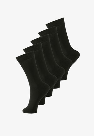 Viisi paria mustia puuvillasukkia, joilla on sileä rakenne, keskikorkeus, ribbaatut varret ja saumatonta varvastdesignia. Ei kuvioita tai tehosteita.