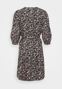 Zwarte jurk met een klein bloemenpatroon in roze en beige, driekwart pofmouwen, tailleband en geplooid rokdeel aan de achterkant.