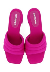 Sandalias de slide fucsias con un diseño de tiras en capas, plantilla cuadrada y un tacón bajo. Fabricadas en un material suave y liso.