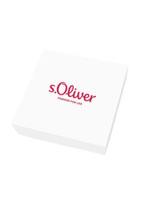 Weißer Geschenkkarton mit glatter Oberfläche, der ein auffälliges pinkes Logo von "s.Oliver" und den Schriftzug "FASHION FOR LIFE" darunter zeigt.