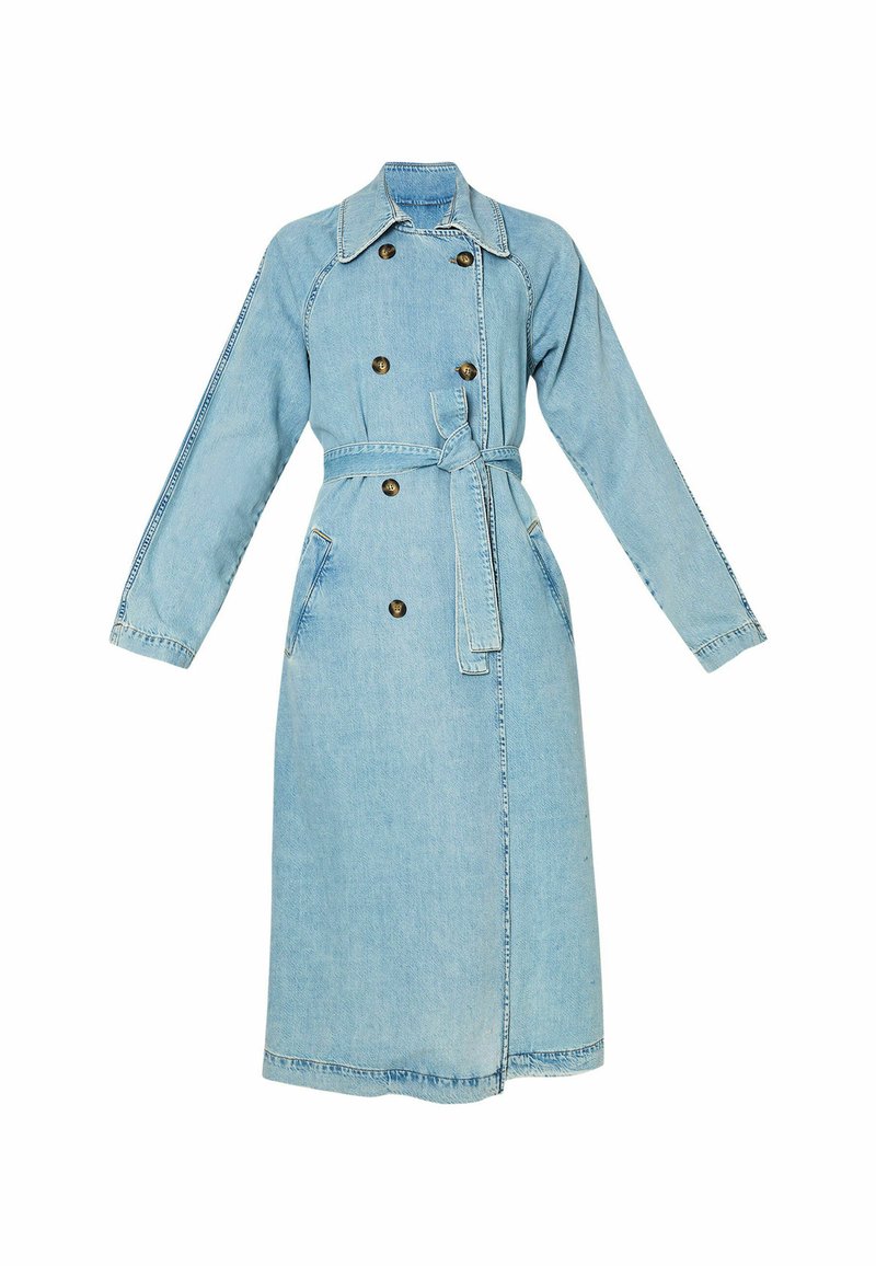 Trench coat in denim azzurro chiaro con maniche lunghe, chiusura doppio petto, vita con cintura, tasche laterali e silhouette fino al ginocchio.