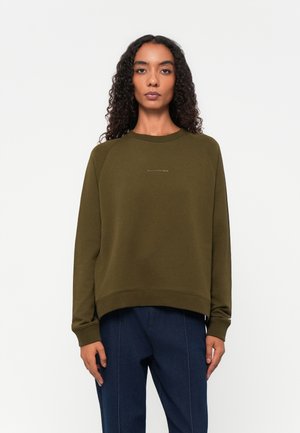 Sweatshirt vert olive avec un col rond et des poignets en côtelé. Présente des détails de logo subtils sur la poitrine. Tissu doux et coupe décontractée.