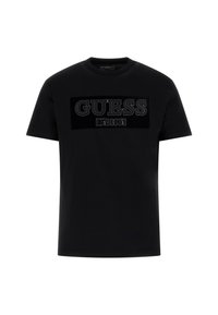 Czarna bawełniana koszulka z dużym, teksturowanym logo GUESS z napisem "EST. 1981" poniżej, okrągłym dekoltem i krótkimi rękawami.