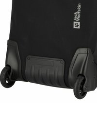 Zwarte koffer met wielen, gemaakt van duurzaam materiaal, harde plastic basis en getextureerde wielen voor mobiliteit. Heeft een logo aan de zijkant.