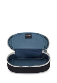 Zip-försett fodral i svart tyg med blå insida. Har rundad form, texturerade kanter och Kipling-logotyp på insidan. Inga externa detaljer.