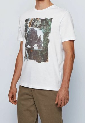 T-shirt en coton blanc avec une photo de nature imprimée en couleurs douces, avec le logo "BOSS" en bas. Col rond et manches courtes.