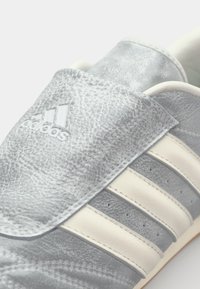 adidas Originals TAEKWONDO - Čevlji brez vezalk - silver metallic/off white
