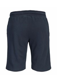 Donkerblauwe knielange shorts met elastische tailleband en zijzakken, gezien vanaf de achterkant op een witte achtergrond.