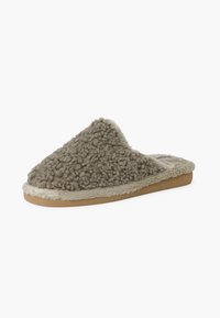 Pantofole in morbido tessuto grigio con una superficie testurizzata, foderate interiormente in modo soffice e dotate di una suola in gomma beige. Design con punta rotonda e apertura sul retro.