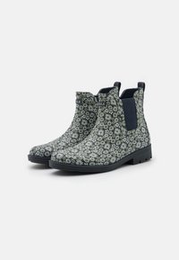 Botines estampados con un diseño floral oscuro, paneles laterales elásticos, suela de goma y lengüetas para tirar. Fabricados con material impermeable.