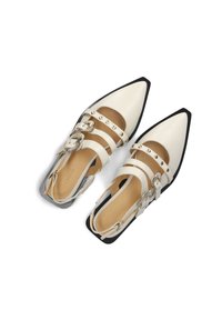 Witte leren schoenen met een puntige neus, meerdere banden, zilverkleurige hardware en een zwarte buitenzool. Getextureerde bandaccenten zijn voorzien van studs.