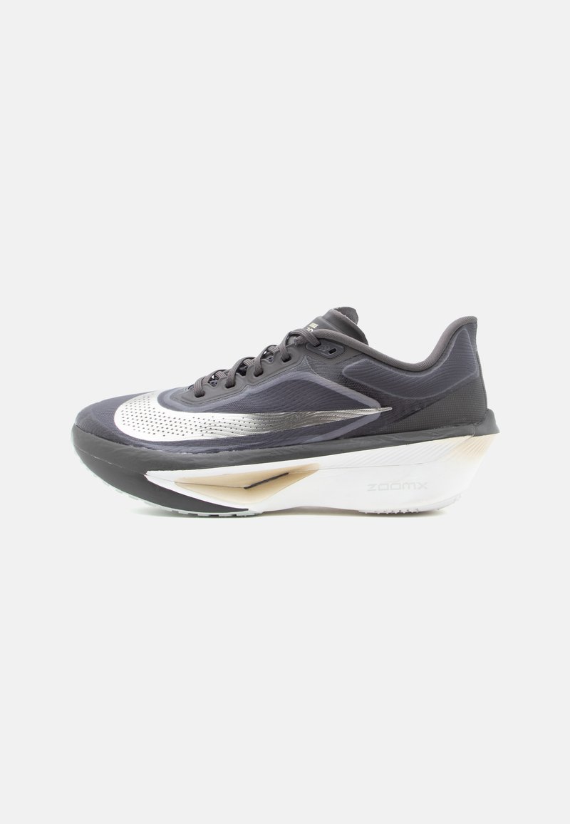Scarpa sportiva nera dal design elegante, con una parte superiore texturizzata, accenti argentati riflettenti e una suola bianca prominente contrassegnata "zoomx."