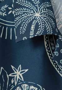 Reiss REGULAR FIT - KALID CHÉ PRINTED CUBAN COLLAR - Marškiniai - navy white