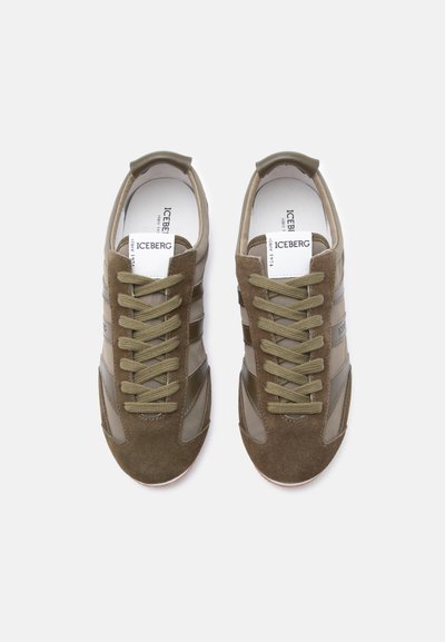 Paire de baskets en daim vert olive et marron avec lacets et semelles intérieures blanches marquées "ICEBERG", vues de dessus.