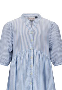 Hellblaues Kleid mit vertikalen weißen Streifen, kurzen Puffärmeln, Knopfverschluss und einem gerafften Taillenbereich. Der Stoff wirkt strukturiert.