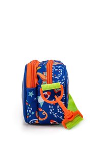 Blauer Kinder-Rucksack mit orangefarbenen Reißverschlüssen, bedruckt mit einem Weltraum-Thema und einem verstellbaren grünen und orangefarbenen Riemenclip auf einem weißen Hintergrund.