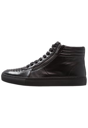 Czarny, skórzany, wysokowyższy sneaker z bocznym zamkiem błyskawicznym, zaokrąglonym noskiem, pikowanymi wyściełaniami na pięcie i nosie oraz czarną gumową podeszwą.