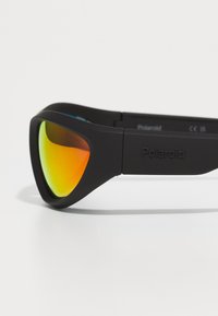 Polaroid UNISEX - Akiniai nuo saulės - matte black/red