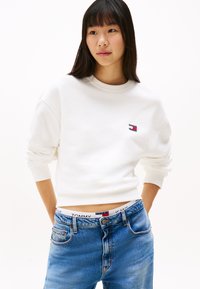 Tommy Jeans BADGE CREW - Sweatshirt - ecru