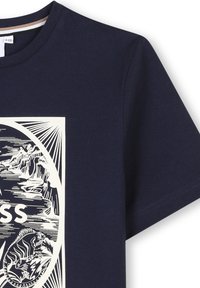 T-shirt bleu marine en coton, avec un design graphique blanc aux motifs naturels et du texte, col rond et manches courtes.