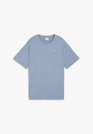 Lichtblauwe katoenen t-shirt, korte mouwen, ronde hals. Bevat een klein wit Puma-logo op de linkerborst. Zachte, licht gestructureerde stof.