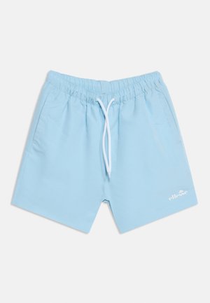 Short de bain bleu clair avec ceinture élastique, cordon blanc, poches latérales et petit logo blanc ellesse sur la jambe gauche.