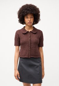 Καφέ πλεκτό κοντομάνικο καρντάν με δαντελωτό στρίφωμα και γιακά, με χρυσές κουμπότρυπες και υφή στο σχέδιο.