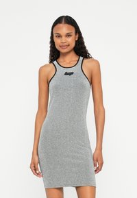 Robe gris ajustée en tissu texturé, dotée d'un dos nageur, de finitions noires le long de l'encolure et des emmanchures, ainsi que d'un détail de logo sur la poitrine.