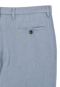 Pantalons bleu clair en tissu texturé, dotés d'un devant plat, de passants de ceinture et d'une poche arrière avec une fermeture à bouton simple.
