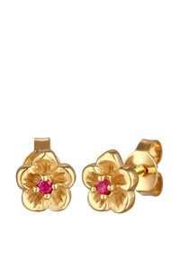 Guld blomsterformede øreringe med en central pink edelsten. Blomsterbladene er prægede, hvilket fremhæver den detaljerede tekstur og design.