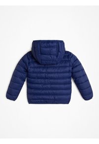 Námorní pufovaná bunda s kapucí, s prošívaným designem, dlouhými rukávy a elastickými manžetami. Materiál se zdá být hladký a polstrovaný.