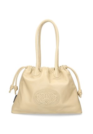 Bolso de cuero crema con dos asas anudadas, cierre de cordón y diseño floral en relieve en el frente. Textura suave.