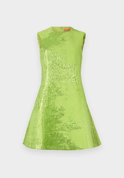 Vestido verde sem mangas com superfície texturizada e brilhante. Silhueta em A, comprimento até ao joelho, fecho com zíper nas costas e acabamento de tecido suave.