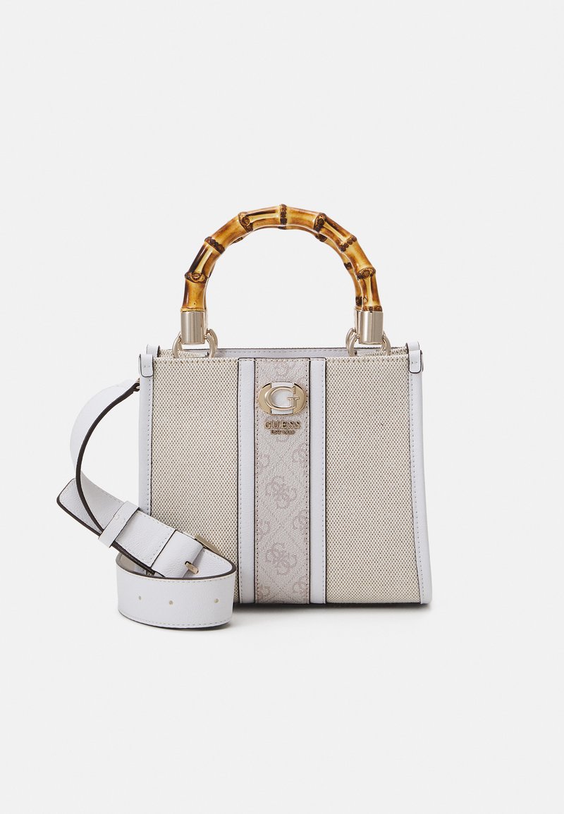 Borsa bianca con manico in bambù, dotata di un pannello beige decorato, hardware dorato e tracolla removibile.