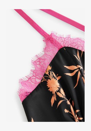 Fekete selyemanyag, barackvirág mintával. Rózsaszín csipkés szegéllyel és vékony pántokkal rendelkezik, amelyek kiemelik a finom áttetsző textúrát.