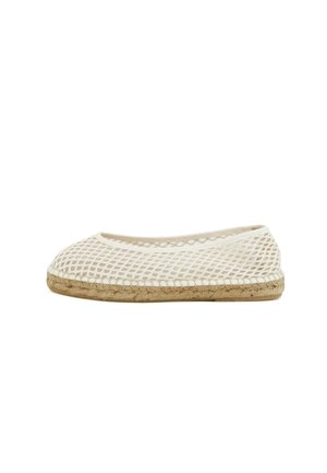 Scarpa espadrille bianca in mesh slip-on con suola intrecciata in juta, tacco basso e punta arrotondata, vista di profilo su sfondo bianco.