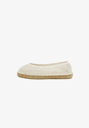 Weißer Mesh Slip-On Espadrille-Schuh mit geflochtener Jutsohle, flachem Absatz und abgerundetem Zehenbereich, seitlich auf weißem Hintergrund gezeigt.
