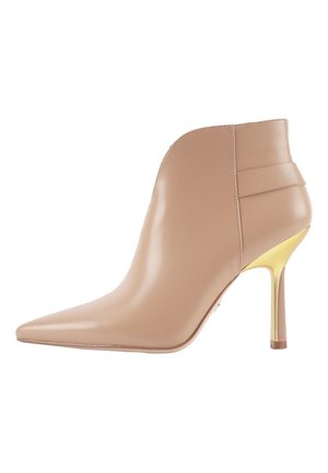 Stivaletto in pelle nudo con punta affusolata, silhouette slanciata e tacco a stiletto metallico dorato. Presenta dettagli in pannello laterale testurizzati.