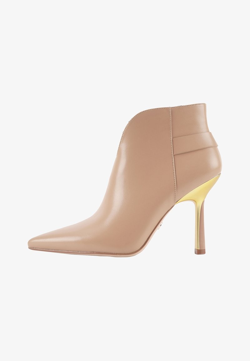 Botine negre din piele, cu vârf ascuțit, siluetă subțire și toc stiletto metalic aurit. Prezintă detalii texturate pe panourile laterale.