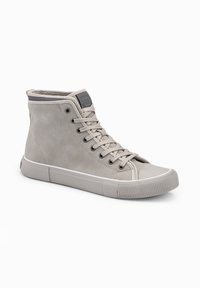 Grijze hoge sneakers gemaakt van textiel met platte veters, rubberen zolen en een verstevigde neus; voorzien van een logo aan de zijkant.